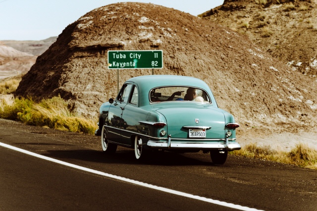 Oldtimer auf einer Landstraße