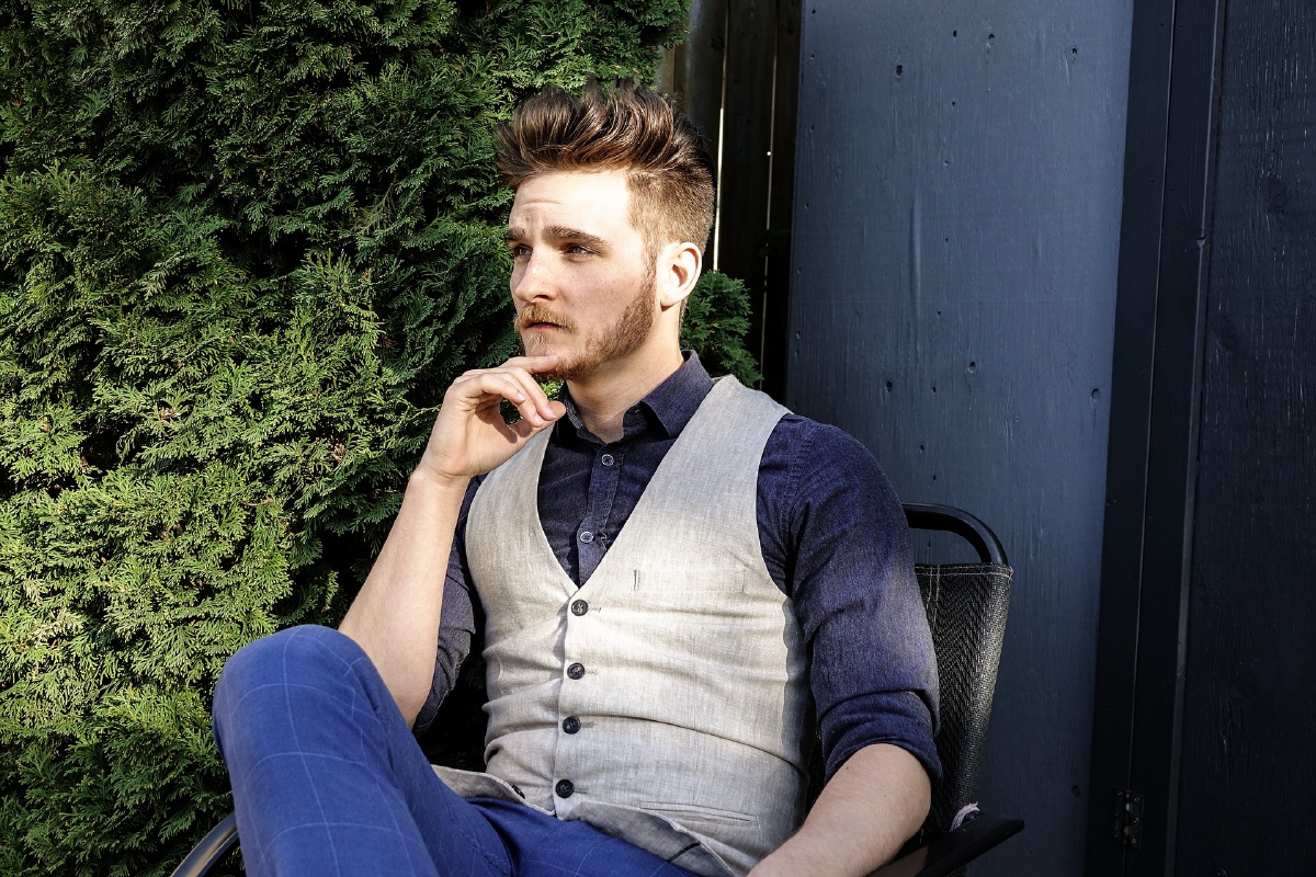 Junger Mann mit Trendfrisur